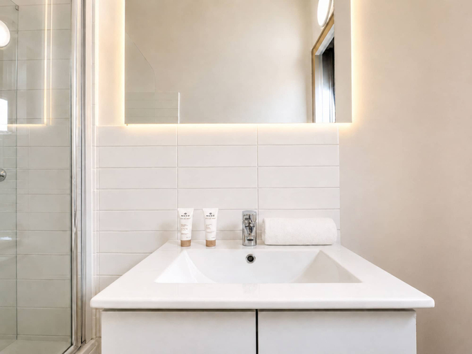 Bathroom 3, 1609 CroixNivert, Paris