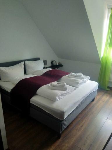 Bedroom 2, Hirsch Hotel Hanau, Main-Kinzig-Kreis
