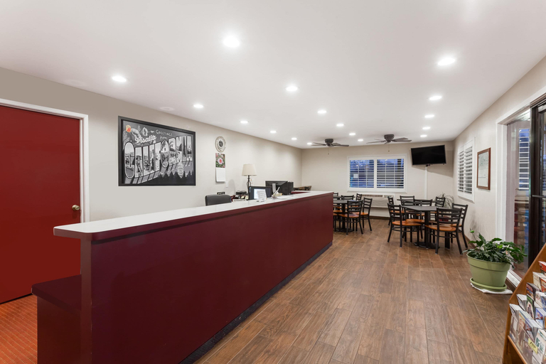 Public Area 2, Super 8 by Wyndham Visalia, Tulare