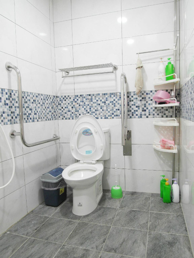 Bathroom, 不倒翁輕旅可用優惠價預約機場碼頭接送, Kinmen