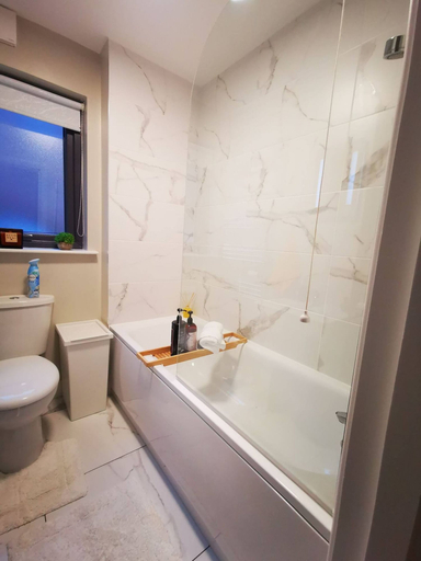 Bathroom 2, Belfast Central 2 Bedroom Luxurious Modern Stay, Belfast