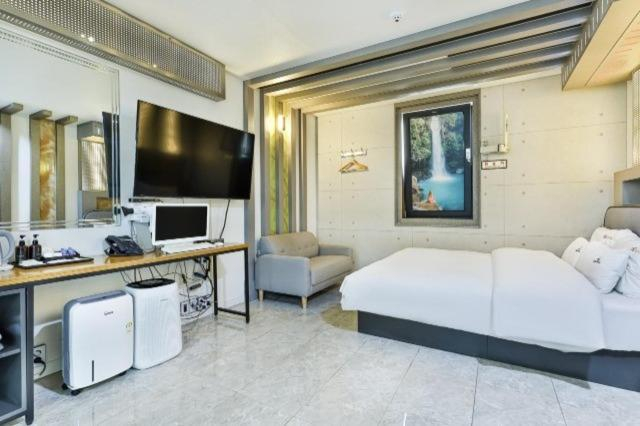Bedroom 2, Pohang Jangseongdong Hotel Laus Deo, Pohang