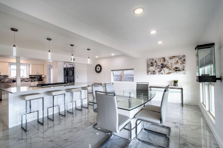 Dining 4, Ocean Drive Splendor Awaits, Nueces