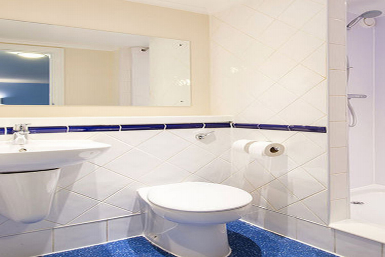 Bathroom, Travelodge Cardiff Airport Hotel, Vale of Glamorgan