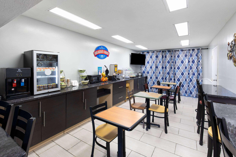 Food & Drinks 5, Baymont by Wyndham Selma, Dallas