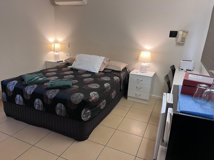 Bedroom 4, THREE MOON MOTEL, Monto
