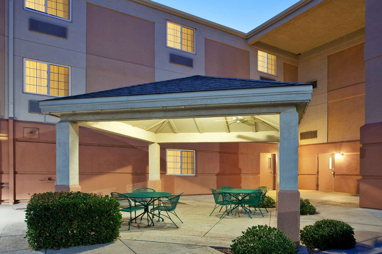 Exterior & Views 2, Sonesta Simply Suites Albuquerque, Bernalillo