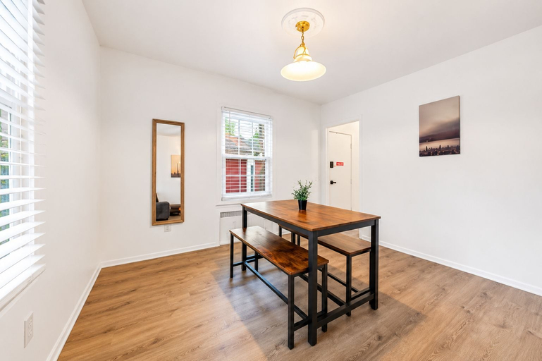 In-room dining 5, Jungle House Boutique Lofts – Downtown Columbus & Short North, Franklin