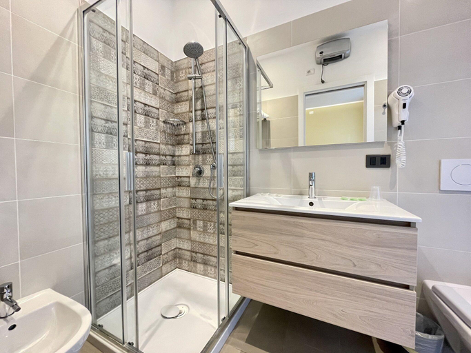 Bathroom 3, Hotel Quisisana, Rimini
