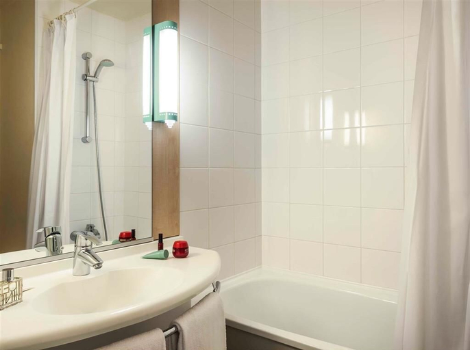 Bathroom 5, ibis Villepinte Parc Expos, Seine-Saint-Denis