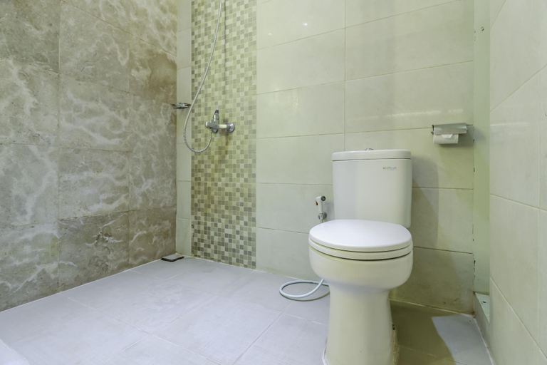 Bathroom 3, RedDooz Plus near Tugu Jogja, Yogyakarta