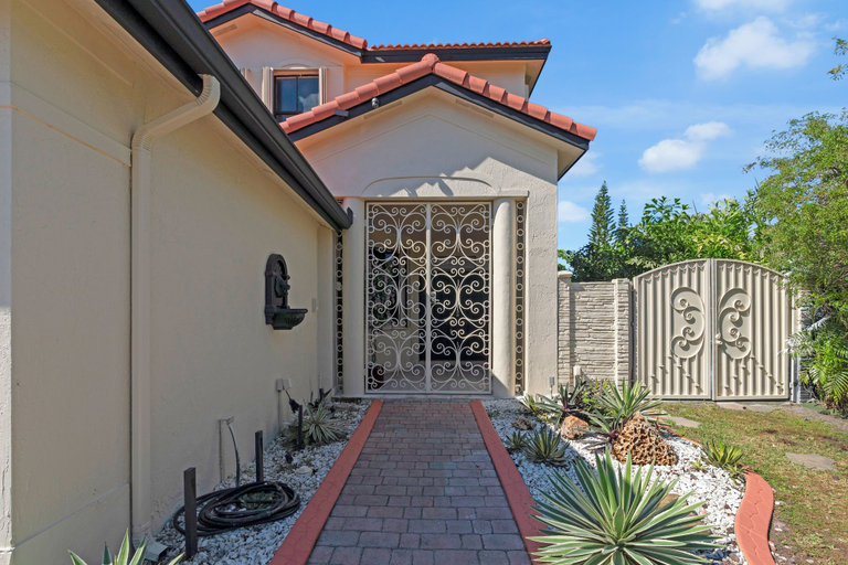 Exterior & Views 2, Themed Glow Villa • 4K Cinema • Heated Pool • Lake • Sleeps 12, Miami-Dade