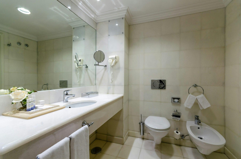 Bathroom 4, Olissippo Castelo, Lisbon