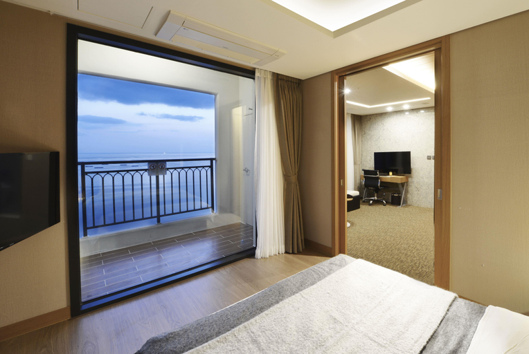 Bedroom 3, Ramada Gangwon Sokcho Hotel, Sokcho