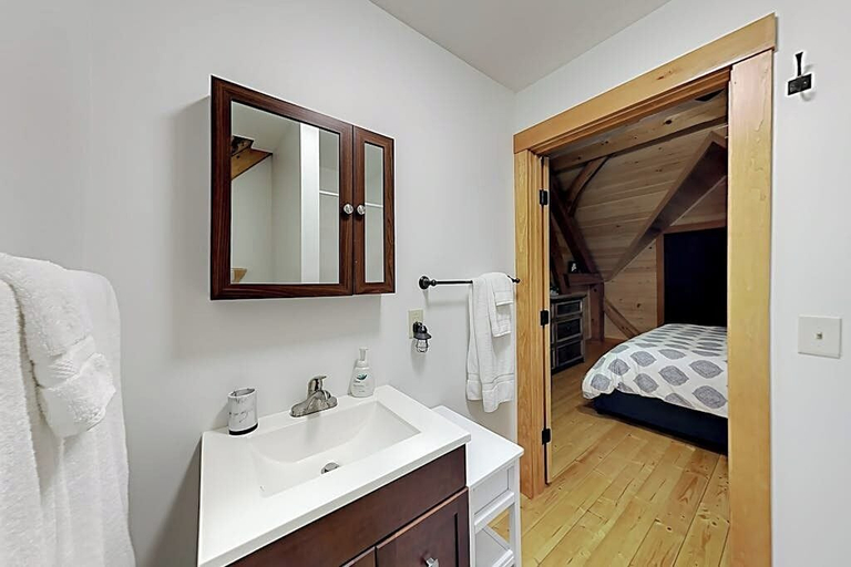 Room 5, Lumberjack Cottages, Hancock