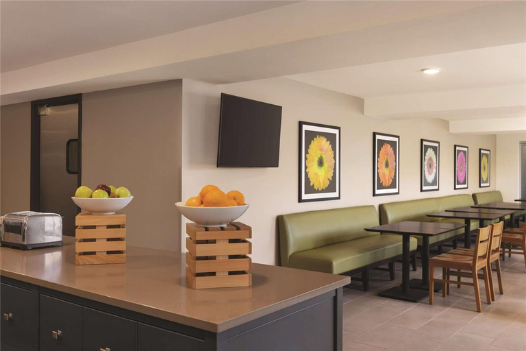 Food & Drinks 5, Country Inn & Suites Madison WI, Dane