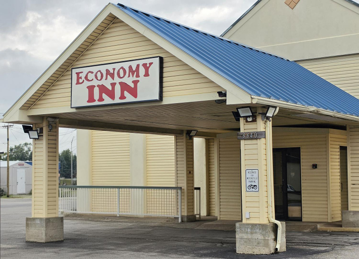 Exterior & Views, Economy Inn, Allen