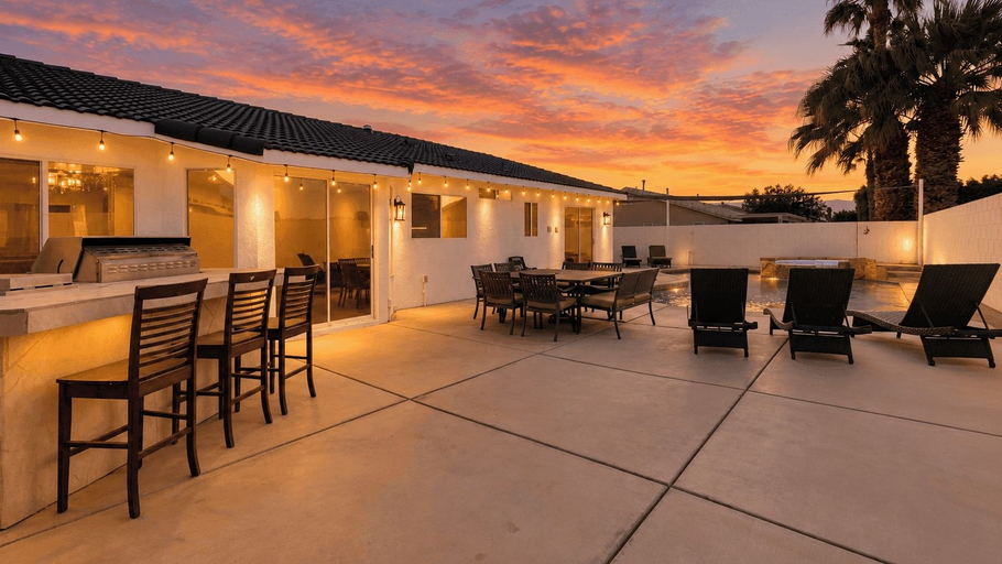 Food & Drinks, Pacifica Sur by Avantstay Pool, Hot Tub, Gazebo, Riverside