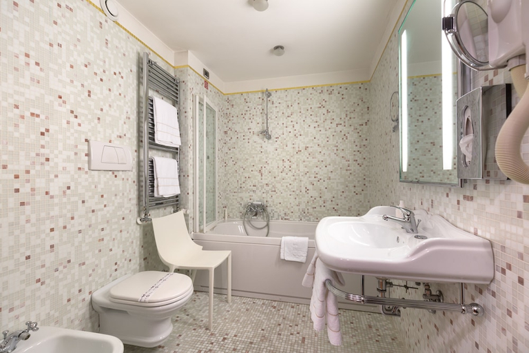 Bathroom 3, Liassidi Palace Hotel, Venezia