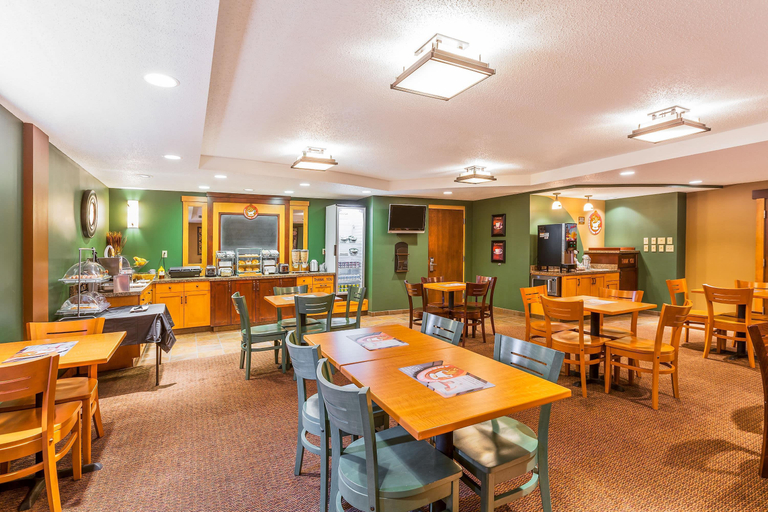 Food & Drinks 5, AmericInn by Wyndham Monmouth, Warren