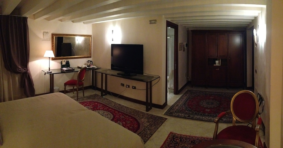Bedroom 2, Liassidi Palace Hotel, Venezia