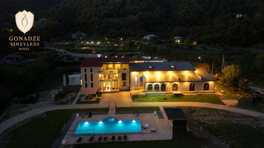 Exterior & Views
