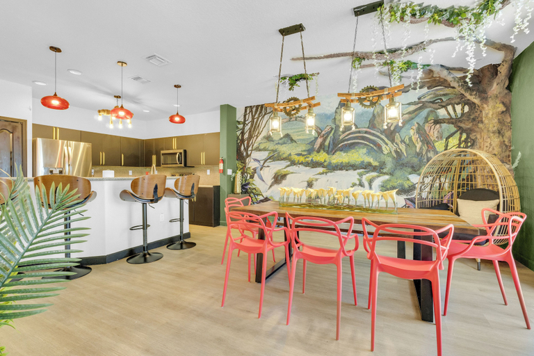 Food & Drinks 4, Themed Glow Villa • 4K Cinema • Heated Pool • Lake • Sleeps 12, Miami-Dade