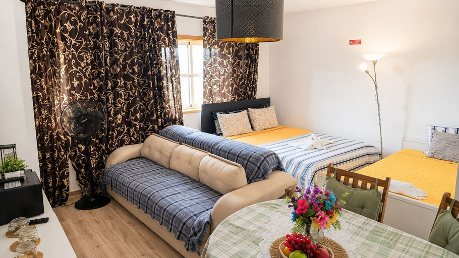 Room 5, Bright&spacious Apartment in Sleeps 8 Family&, Lisbon