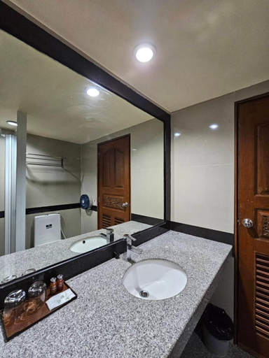 Bathroom 5, Boutique Bravo Hotel, Pattaya