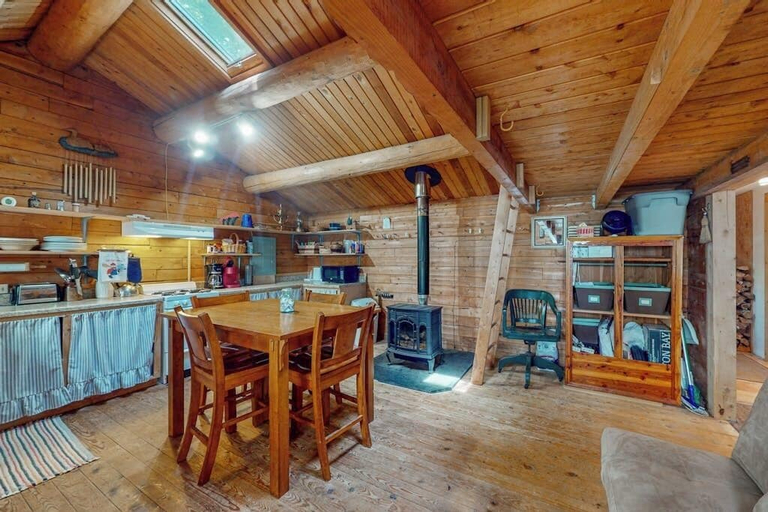 Room 1, Lumberjack Cottages, Hancock