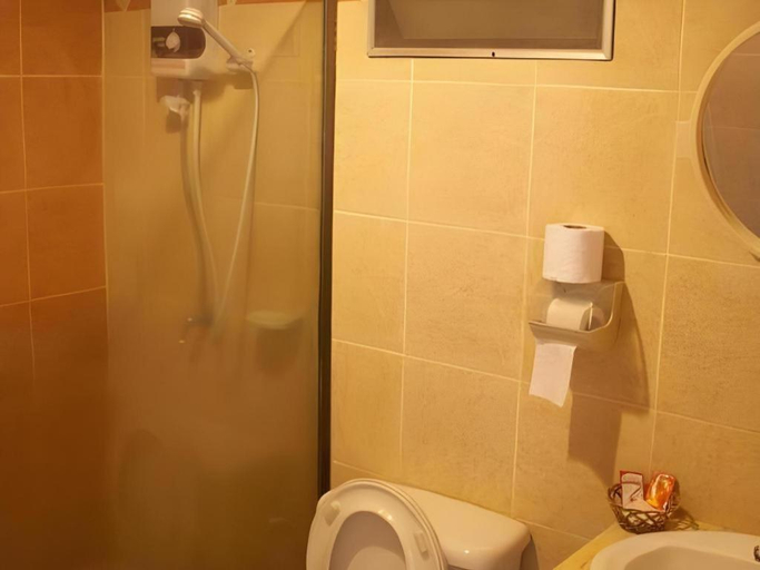 Bathroom 4, Phumanee Home Hotel, Fang