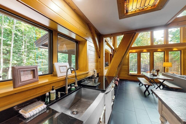 Private kitchen 4, Lumberjack Cottages, Hancock