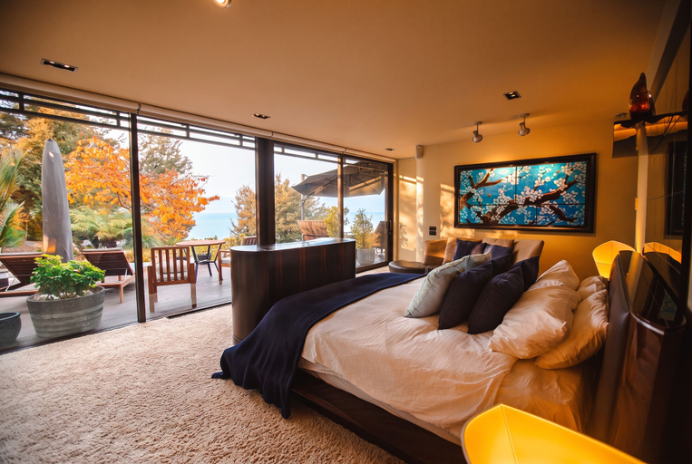 Bedroom, Fireplace Suite - Ocean Views & Beach, Tasman