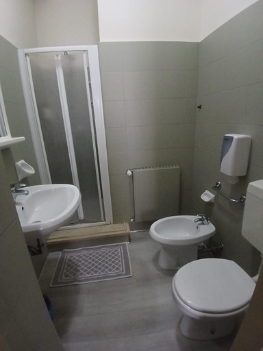 Bathroom 4, Albergo centrale, Piacenza