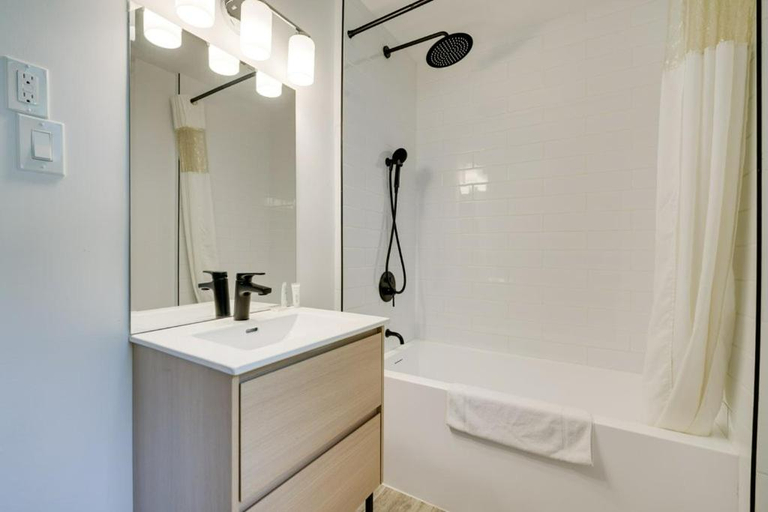 Bathroom 3, Toronto Lakeshore Hotel, Peel