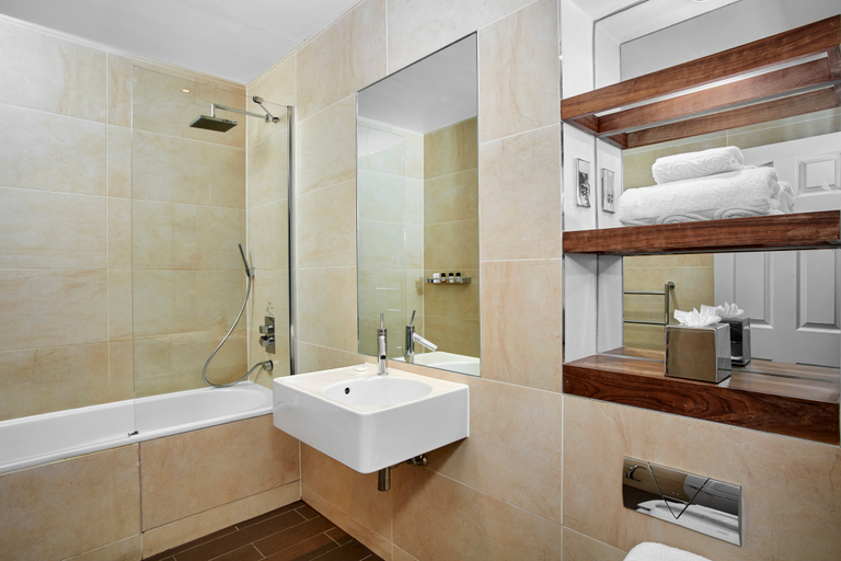 Bathroom 3, Leonardo Hotel Cardiff, Cardiff