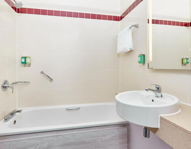 Bathroom 3, Leonardo Hotel Swindon, Swindon