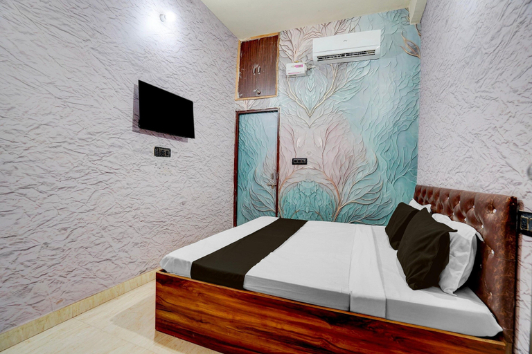 Room 5, Hotel O Prem Mandir, Mathura