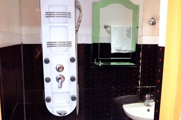 Bathroom, Inglesias Hotels, Mainland