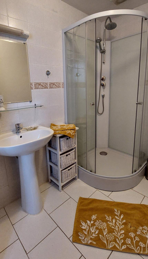 Bathroom 5, Le Jardin de Rose 24 FEUILLEBERT Romagne 86700, Vienne