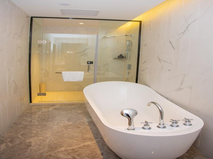 Bathroom, GreenTree Eastern Hotel Binzhou Zhonghai International Convention and Exhibition Center, Binzhou