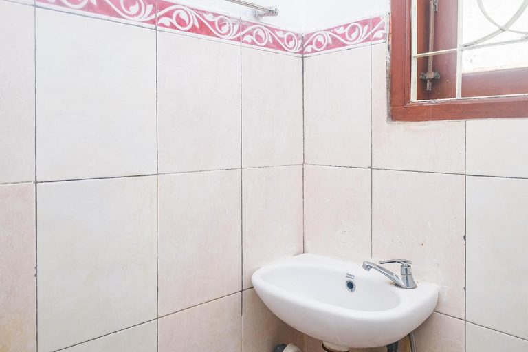 Bathroom 4, RedDoorz Plus near Taman Rekreasi Selecta 2, Malang