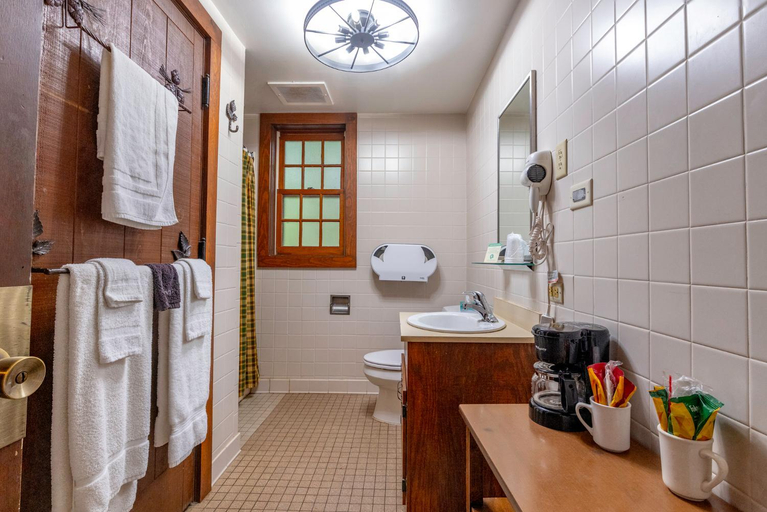 Bathroom 4, White Pines Lodge, Ogle