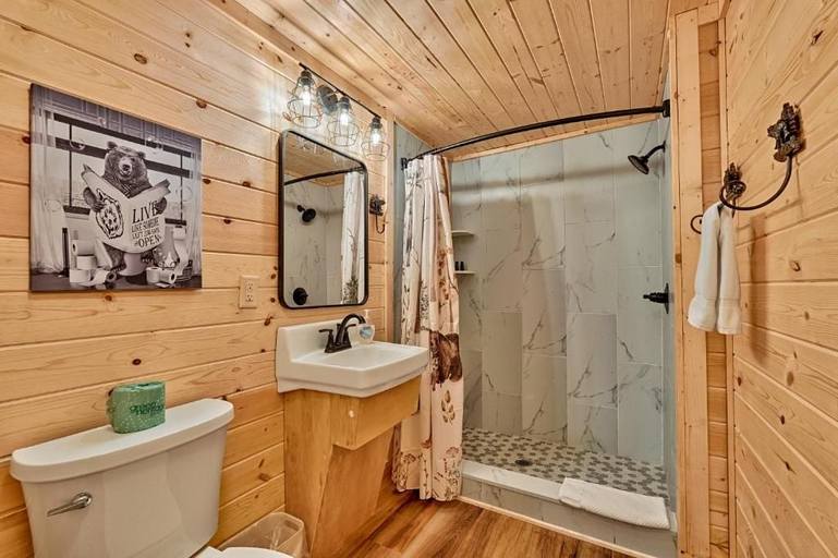 Bathroom 2, Retreat on the Lake, Towns