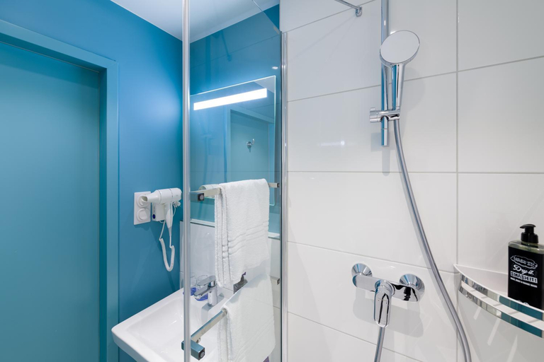Bathroom 5, Ibis Budget Hamburg City, Hamburg