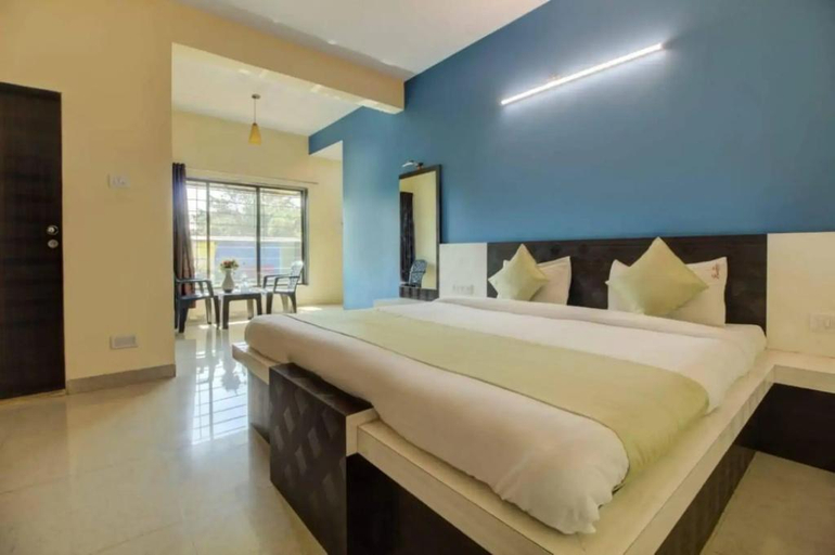 Bedroom, Evergreen Holidays, Satara