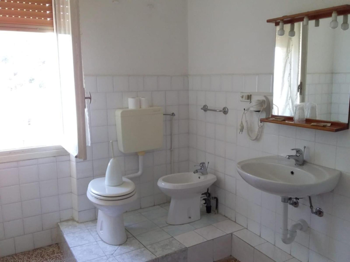 Bathroom 3, Hotel Gino, Savona