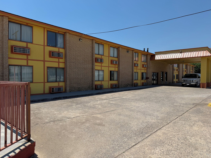 Property grounds 3, Econo inn, Oklahoma