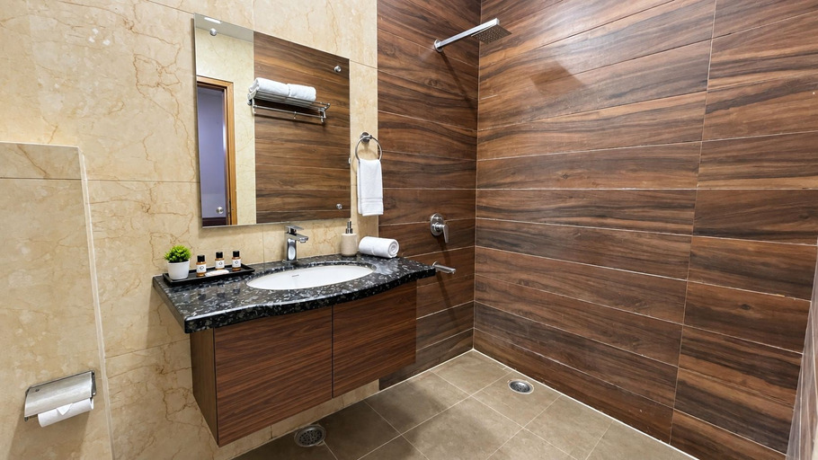 Bathroom 3, Hotel Lohmod, Delhi