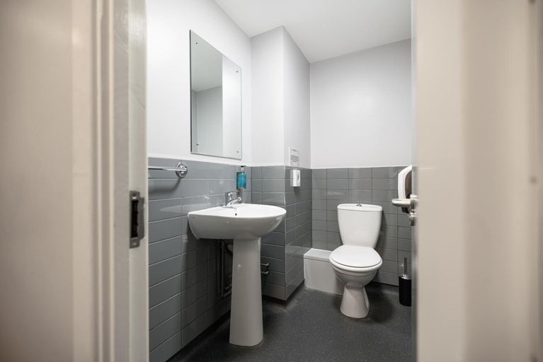 Bathroom 3, YHA Liverpool Albert Dock, Sefton